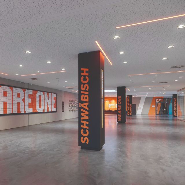 𝗔𝗿𝘁𝘂𝗿𝗼 𝗳𝗹𝗼𝗼𝗿 𝗶𝗻 𝗽𝗶𝗰𝘁𝘂𝗿𝗲𝘀 💚  In the sports center Orange Campus in Ulm lies our Arturo PU2030 Self-smoothing floor. The concrete look in the color Dark Move from our Color Collection completes the style! 😍  #arturo #arturoflooring #architecture #orangecampus #resinfloor #design 
________________________________
𝗔𝗿𝘁𝘂𝗿𝗼 𝘃𝗹𝗼𝗲𝗿 𝗶𝗻 𝗯𝗲𝗲𝗹𝗱 💚  In het sportcentrum Orange Campus in Ulm ligt onze Arturo PU2030 Gietvloer. De betonlook in de kleur Dark Move uit onze Color Collection maakt de stijl geheel af! 😍  #gietvloer #interieur #architect #binnenhuisarchitect #sportcentrum #betonlook ________________________________
𝗔𝗿𝘁𝘂𝗿𝗼 𝗕𝗼𝗱𝗲𝗻 𝗶𝗻 𝗕𝗶𝗹𝗱𝗲𝗿𝗻 💚  Im Sportzentrum Orange Campus in Ulm liegt unser Arturo PU2030 Verlaufbeschichtung. Die Betonoptik in der Farbe Dark Move aus unserer Color Collection rundet den Stil ab! 😍  #verlaufbeschichtung #fußboden #trend #architektur #uzinutz