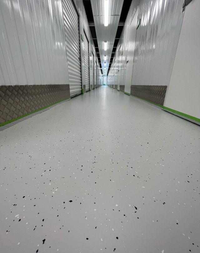 𝗔𝗻 𝗶𝗻𝗱𝘂𝘀𝘁𝗿𝗶𝗮𝗹 𝗰𝗼𝗮𝘁𝗶𝗻𝗴 𝘄𝗶𝘁𝗵 𝗰𝗵𝗮𝗿𝗮𝗰𝘁𝗲𝗿 🔥  At these storage units in Breda, Netherlands lies 900 m2 of our Arturo EP3010 Coating. Despite being an industrial coating, the floor is given character by the Arturo Flakes strewn in! 🤩  Executed by @creafloors  #design #coating #industrial #warehouse #storageunit #interior #architecture 
_________________________________________
𝗘𝗲𝗻 𝗶𝗻𝗱𝘂𝘀𝘁𝗿𝗶𝗲̈𝗹𝗲 𝗰𝗼𝗮𝘁𝗶𝗻𝗴 𝗺𝗲𝘁 𝗸𝗮𝗿𝗮𝗸𝘁𝗲𝗿 🔥  Bij deze opslagruimtes in Breda, Nederland ligt 900 m2 van onze Arturo EP3010 Coating. Ondanks dat het een industriële coating is, krijgt de vloer een karakter door de ingestrooide Arturo Flakes! 🤩  Uitgevoerd door @creafloors  #gietvloer #coating #industrieel #opslagruimte #artruo #arturoflooring 
_________________________________________
𝗘𝗶𝗻𝗲 𝗶𝗻𝗱𝘂𝘀𝘁𝗿𝗶𝗲𝗹𝗹𝗲 𝗩𝗲𝗿𝘀𝗶𝗲𝗴𝗲𝗹𝘂𝗻𝗴 𝗺𝗶𝘁 𝗖𝗵𝗮𝗿𝗮𝗸𝘁𝗲𝗿 🔥  In diesen Lagerhallen in Breda, Niederlande, sind 900 m2 unserer Arturo EP3010 Versiegelung verlegt. Obwohl es sich um eine industrielle Versiegelung handelt, erhält der Boden durch die eingestreuten Arturo Flakes einen besonderen Charakter! 🤩  Ausgeführt von @creafloors  #versiegelung #verlaufbeschichtung #uzinutz #architektur