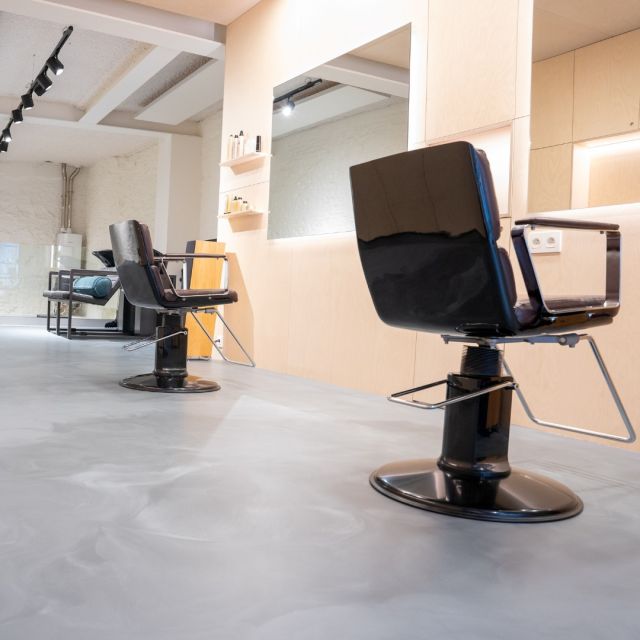 𝗢𝘂𝗿 𝗳𝗹𝗼𝗼𝗿 𝗶𝗻 𝗽𝗶𝗰𝘁𝘂𝗿𝗲𝘀 😍  In this barber shop in Antwerpen lies our Arturo PU2050 in a beautiful dark concrete look. The owners realised their dream space in soft tones and natural materials, with the tough, dark concrete-look self-smoothing floor being the absolute standout! 🔥  Executed by @abbi_industrie  #arturo #arturoflooring #resinfloor #architecture #barbershop #retailfloor  ______________________________ 
𝗢𝗻𝘇𝗲 𝘃𝗹𝗼𝗲𝗿 𝗶𝗻 𝗯𝗲𝗲𝗹𝗱 😍  In deze kapperszaak in Antwerpen ligt de Arturo PU2050 in een mooie donkere betonlook. De eigenaren realiseerden samen hun droomruimte in zachte tinten en natuurlijke materialen, waarbij de stoere, donkere betonlook gietvloer de absolute blinkvanger is!🔥  #gietvloer #kapperszaak #antwerpen #architectuur #vtwonen #vloeren  ______________________________ 
𝗨𝗻𝘀𝗲𝗿𝗲 𝗕𝗼̈𝗱𝗲𝗻 𝗶𝗻 𝗕𝗶𝗹𝗱𝗲𝗿𝗻 😍  In diesem Barbershop in Antwerpen ist unser Arturo PU2050 in einem schönen dunklen Betonlook zu sehen. Gemeinsam realisierten die Eigentümer ihren Wohntraum in sanften Tönen und natürlichen Materialien. Das Highlight hier, ist jedoch der robuste, dunkle selbstglättende Boden in Betonoptik! 🔥  #bodenbeschichtung #boden #betonlook #architektur