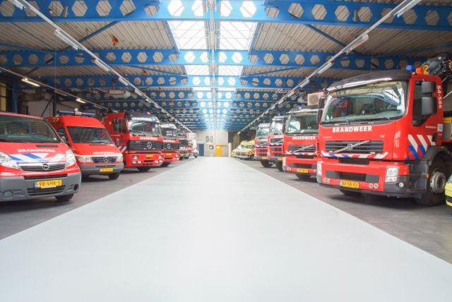 𝗔𝗿𝘁𝘂𝗿𝗼 𝗦𝗲𝗹𝗳-𝘀𝗺𝗼𝗼𝘁𝗵𝗶𝗻𝗴 𝗳𝗹𝗼𝗼𝗿 𝗶𝗻 𝗳𝗶𝗿𝗲 𝘀𝘁𝗮𝘁𝗶𝗼𝗻! 🚒  In this fire station in Haarlem in the Netherlands lies our EP3900 Floor coating with anti-slip! So, at least our firefighters don't slip! 😉  Executed by @gietvloeren  #arturo #arturoflooring #design #industrial #firestation #architecture #resinfloor 
_______________________________________
𝗔𝗿𝘁𝘂𝗿𝗼 𝗴𝗶𝗲𝘁𝘃𝗹𝗼𝗲𝗿 𝗶𝗻 𝗱𝗲 𝗯𝗿𝗮𝗻𝗱𝘄𝗲𝗲𝗿𝗸𝗮𝘇𝗲𝗿𝗻𝗲! 🚒  In deze brandweerkazerne in Haarlem in Nederland ligt onze EP3900 Vloercoating met antislip! Zo glijden de brandweerlieden in ieder geval niet uit! 😉  Uitgevoerd door @gietvloeren  #gietvloer #brandweer #kazerne #architect #industrieel #antislip 
_______________________________________
𝗔𝗿𝘁𝘂𝗿𝗼 𝗩𝗲𝗿𝗹𝗮𝘂𝗳𝗯𝗲𝘀𝗰𝗵𝗶𝗰𝗵𝘁𝘂𝗻𝗴 𝗶𝗻 𝗱𝗲𝗿 𝗙𝗲𝘂𝗲𝗿𝘄𝗲𝗵𝗿𝘀𝘁𝗮𝘁𝗶𝗼𝗻! 🚒  Diese Feuerwehrstation in Haarlem in den Niederlanden hat unsere EP3900 Versiegelung mit Anti-Rutsch! So rutschen wenigstens unsere Feuerwehrleute nicht aus! 😉  Ausgeführt von @gietvloeren  #uzinutz #verlaufbeschichtung #architektur #fußboden #feuerwehr