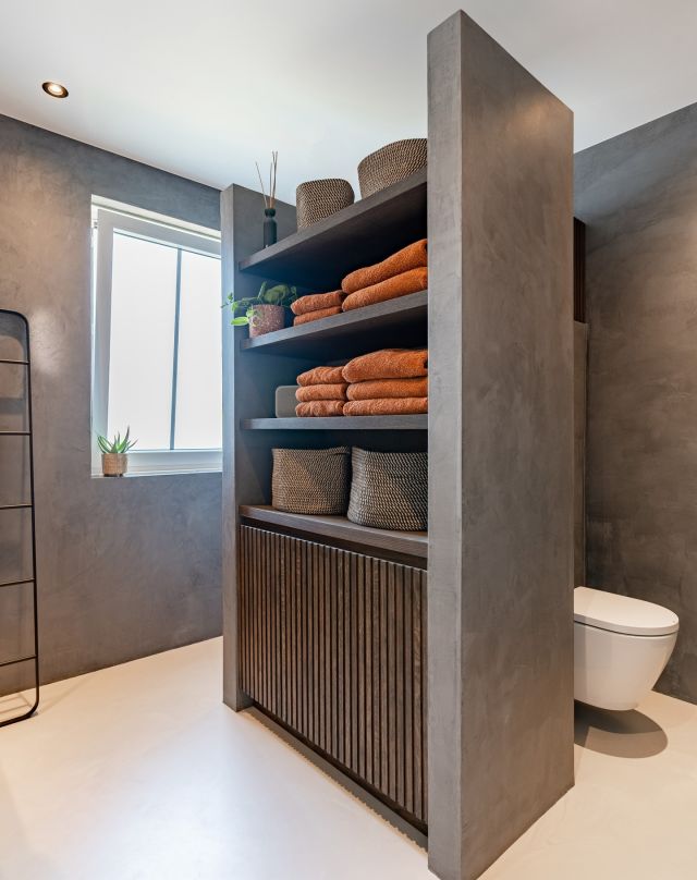 𝗛𝗮𝘃𝗲 𝘆𝗼𝘂 𝘀𝗲𝗲𝗻 𝗶𝘁 𝘆𝗲𝘁? 😍  Arturo Microcement completes this bathroom. The distinct colour tones in the wall give a robust, modern but sleek look for once!🔥  Good to know:
✅UV-stable
✅Waterproof
✅Seamless
✅Strong & hard-wearing  #microcement #arturo #arturoflooring #interior #architecture 
____________________________________
𝗛𝗲𝗯 𝗷𝗶𝗷 𝗵𝗲𝘁 𝗮𝗹 𝗴𝗲𝘇𝗶𝗲𝗻?😍  Arturo Microcement maakt deze badkamer helemaal af. De duidelijke kleurschakeringen in de wand geven eens robuuste, moderne maar strakke uitstraling!🔥  Goed om te weten:
✅UV-stabiel
✅Waterdicht
✅Naadloos
✅Sterk & slijtvast  #microcement #betoncire #wand #vloer #architect #binnenhuisarchitect #interieurarchitect #design 
____________________________________
𝗛𝗮𝘀𝘁 𝗱𝘂 𝗲𝘀 𝘀𝗰𝗵𝗼𝗻 𝗴𝗲𝘀𝗲𝗵𝗲𝗻? 😍  Arturo Microcement vervollständigt dieses Badezimmer. Die unterschiedlichen Farbnuancen in der Wand sorgen für ein robustes, modernes und dennoch schlichtes Aussehen!🔥  Gut zu wissen:
✅UV-stabil
✅Wasserfest
✅Nahtlos
✅Versleiß- und kratzfest  #mikrozement #boden #wand #uzinutz #architektur #fussboden #zement