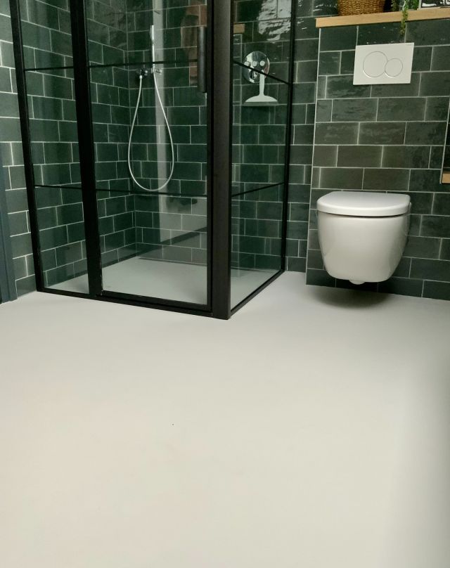 𝗔 𝘀𝗲𝗹𝗳-𝘀𝗺𝗼𝗼𝘁𝗵𝗶𝗻𝗴 𝗳𝗹𝗼𝗼𝗿 𝗶𝗻 𝗮 𝗯𝗮𝘁𝗵𝗿𝗼𝗼𝗺, 𝗶𝘁 𝗶𝘀 𝗽𝗲𝗿𝗳𝗲𝗰𝘁! 😍  In this beautiful bathroom, a beautiful seamless and waterproof self-smoothing floor was applied. The seamless floor has no gaps and is immediately a beautiful design floor! 🔥  Executed by @traff_bv  #design #arturoflooring #interior #selfsmoothingfloor #resinfloor
_______________________________________
𝗘𝗲𝗻 𝗴𝗶𝗲𝘁𝘃𝗹𝗼𝗲𝗿 𝗶𝗻 𝗲𝗲𝗻 𝗯𝗮𝗱𝗸𝗮𝗺𝗲𝗿, 𝗵𝗲𝘁 𝗶𝘀 𝗽𝗲𝗿𝗳𝗲𝗰𝘁! 😍  In deze prachtige badkamer is een mooie naadloze en waterdichte gietvloer aangebracht. de naadloze vloer heeft geen kieren en is meteen een prachtige designvloer! 🔥  Uitgevoerd door @traff_bv  #design #interieur #badkamer #gietvloer #architect
_______________________________________
𝗘𝗶𝗻 𝗙𝘂ß𝗯𝗼𝗱𝗲𝗻 𝗶𝗺 𝗕𝗮𝗱𝗲𝘇𝗶𝗺𝗺𝗲𝗿, 𝗱𝗮𝘀 𝗶𝘀𝘁 𝗽𝗲𝗿𝗳𝗲𝗸𝘁! 😍  In diesem schönen Badezimmer wurde ein schöner fugenloser und wasserfester Verlaufbeschichtung verlegt. Der fugenlose Boden hat keine Fugen und ist sofort ein schöner Designboden! 🔥  Ausgeführt von @traff_bv  #design #verlaufbeschichtung #fußboden #uzinutz