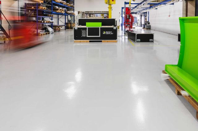𝗔𝗻 𝗶𝗻𝗱𝘂𝘀𝘁𝗿𝗶𝗮𝗹 𝗳𝗹𝗼𝗼𝗿 𝘄𝗶𝘁𝗵 𝗮 𝗰𝗹𝗲𝗮𝗻 𝗹𝗼𝗼𝗸😍  In this factory lies our Arturo EP2500 Flooring System. This floor provides a tight result and is also seamless. This makes the floor easy to clean! 👏  Executed by Facadec  #industrial #coating #resinfloor #interior #architecture #design
______________________________________
𝗘𝗲𝗻 𝗶𝗻𝗱𝘂𝘀𝘁𝗿𝗶𝗲̈𝗹𝗲 𝘃𝗹𝗼𝗲𝗿 𝗺𝗲𝘁 𝘀𝘁𝗿𝗮𝗸 𝘂𝗶𝘁𝗲𝗿𝗹𝗶𝗷𝗸 😍  In deze fabriek ligt onze Arturo EP2500 Gietvloer. Deze vloer zorgt voor een strak resultaat én is ook nog eens naadloos. Hierdoor is de vloer eenvoudig te reinigen! 👏  Uitgevoerd door Facadec  #gietvloer #industrie #industrieel #uitstraling #architect #arturo #arturoflooring
______________________________________
𝗘𝗶𝗻 𝗜𝗻𝗱𝘂𝘀𝘁𝗿𝗶𝗲𝗯𝗼𝗱𝗲𝗻 𝗺𝗶𝘁 𝘀𝗰𝗵𝗹𝗶𝗰𝗵𝘁𝗲𝗺 𝗟𝗼𝗼𝗸 😍  In dieser Fabrik wird unser Arturo EP2500 Verlaufbeschichtung hergestellt. Dieser Boden sorgt für ein glattes Ergebnis und ist außerdem fugenlos. Dadurch ist der Boden leicht zu reinigen! 👏  Ausgeführt von Facadec  #uzinutz #verlaufbeschichtung #gussboden #fußboden #architektur