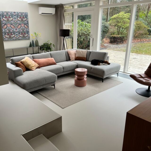 𝗔𝗻 𝗔𝗿𝘁𝘂𝗿𝗼 𝘀𝗲𝗹𝗳-𝘀𝗺𝗼𝗼𝘁𝗵𝗶𝗻𝗴 𝗳𝗹𝗼𝗼𝗿 𝗶𝗻 𝘆𝗼𝘂𝗿 𝗹𝗶𝘃𝗶𝗻𝗴 𝗿𝗼𝗼𝗺 🔥  In this living room lies our Arturo self-smoothing floor in the colour Rib Beige! This colour is from our Color Collection 3.0 and is a popular colour! What a picture! 😍  Executed by @marcohaarbrinkkunststofvloeren  #arturo #arturoflooring #resinfloor #interior #architecture #home #inspiration 
______________________________________
𝗘𝗲𝗻 𝗔𝗿𝘁𝘂𝗿𝗼 𝗴𝗶𝗲𝘁𝘃𝗹𝗼𝗲𝗿 𝗶𝗻 𝗷𝗼𝘂𝘄 𝘄𝗼𝗼𝗻𝗸𝗮𝗺𝗲𝗿 🔥  In deze woonkamer ligt onze Arturo gietvloer in de kleur Rib Beige! Deze kleur komt uit onze Color Collection 3.0 en is een populaire kleur! Wat een plaatje! 😍  Uitgevoerd door @marcohaarbrinkkunststofvloeren  #gietvloer #interieur #architect #vtwonen #vtwonenbijmijthuis #naadloos #inspiratie #interieurarchitect 
______________________________________
𝗘𝗶𝗻 𝗔𝗿𝘁𝘂𝗿𝗼-𝗕𝗼𝗱𝗲𝗻 𝗶𝗻 𝗱𝗲𝗶𝗻𝗲𝗺 𝗪𝗼𝗵𝗻𝘇𝗶𝗺𝗺𝗲𝗿 🔥  Dieses Wohnzimmer ist mit unserem Arturo Verlaufbeschichtung in der Farbe Rib Beige ausgestattet! Diese Farbe stammt aus unserer Color Collection 3.0 und ist eine beliebte Farbe! Ein tolles Bild! 😍  Ausgeführt von @marcohaarbrinkkunststofvloeren  #verlaufbeschichtung #fußboden #gussboden #architektur #uzinutz