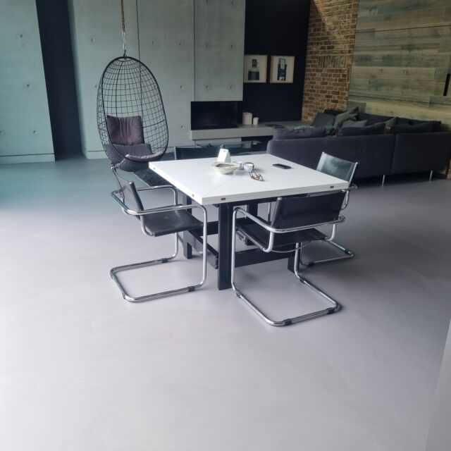 𝗔𝗻 𝗔𝗿𝘁𝘂𝗿𝗼 𝗳𝗹𝗼𝗼𝗿 𝗶𝗻 𝘁𝗵𝗲 𝗽𝗶𝗰𝘁𝘂𝗿𝗲! 😍  This home in England features our Arturo PU self-smoothing floor in the concrete look Chique Motion! This floor colour fits perfectly with the industrial style of the home.  Executed by @surtechltd  #arturo #arturoflooring #resinfloor #england #interior 
____________________________________
𝗘𝗲𝗻 𝗔𝗿𝘁𝘂𝗿𝗼 𝘃𝗹𝗼𝗲𝗿 𝗶𝗻 𝗯𝗲𝗲𝗹𝗱! 😍  In deze woning in Engeland ligt onze Arturo PU-Gietvloer in de betonlook Chique Motion! Deze vloerkleur past perfect bij de industriële stijl van de woning.  Uitgevoerd door @surtechltd  #gietvloer #woning #vtwonen #interieur 
____________________________________
𝗘𝗶𝗻 𝗔𝗿𝘁𝘂𝗿𝗼-𝗕𝗼𝗱𝗲𝗻 𝗶𝗻 𝗕𝗶𝗹𝗱𝗲𝗿𝗻! 😍  In diesem Haus in England wird unser Arturo PU-Verlaufsbeschichtung in der Betonoptik Chique Motion verlegt! Diese Bodenfarbe passt perfekt zum industriellen Stil des Hauses.  Ausgeführt von @surtechltd  #fußboden #verlaufsbeschichtung #uzinutzuk