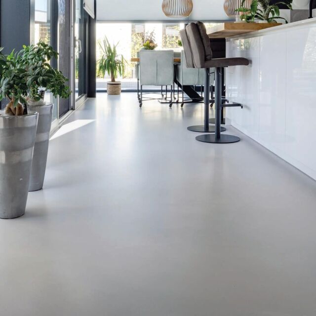 𝗔𝗿𝘁𝘂𝗿𝗼 𝗶𝗻 𝘁𝗵𝗲 𝗽𝗶𝗰𝘁𝘂𝗿𝗲! 😍  In this residential house lies our Arturo PU2050 Self-Smoothing Floor in the colour Looming Dust. The seamless look of the floor ensures that the interior design of the house is done full justice. 🔥  #resinfloor #microcement #arturoflooring #flooring
_________________________________________
𝗔𝗿𝘁𝘂𝗿𝗼 𝗶𝗻 𝗯𝗲𝗲𝗹𝗱! 😍  In dit woonhuis is gekozen voor de Arturo PU2050 Gietvloer in de kleur Looming Dust. De naadloze en strakke uitstraling van de vloer zorgt ervoor dat de inrichting van het huis volledig tot zijn recht komt. 🔥  #gietvloer #woonhuis #binnenkijken #woonkamervloer #vtwonen #vloeren #betonlook #vakwerk #naadlozevloeren
_________________________________________
𝗔𝗿𝘁𝘂𝗿𝗼 𝗶𝗻 𝗕𝗶𝗹𝗱𝗲𝗿𝗻 😍  In diesem Wohnhaus wurde unser Arturo PU2050 Verlaufsbeschichtung in der Farbe Looming Dust Verlegt! Der fugenlose und schlichte Look des Bodens sorgt dafür, dass die Einrichtung der Wohnung optimal zur Geltung kommt. 🔥  #bodenbeschichtung #boden #architektur #uzinutz #fußboden #handwerk #neubau #bodenbelag #wand #interior