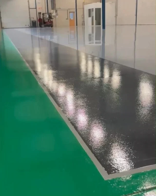 𝐍𝐞𝐰 𝐏𝐫𝐨𝐣𝐞𝐜𝐭! 👀  We are pleased to announce the completion of a new industrial project in Ede. This space features an impressive 1770m² of Arturo EP2500 Self-smoothing floor, along with walkways made of Arturo EP3900 Flootcoating.  The Arturo EP2500 is a sustainable choice. Its impact, shock, and abrasion resistance make it ideal for industrial environments. The Arturo EP3900 walkways provide extra safety during daily use with their anti-slip properties.  Curious about what Arturo flooring can do for your industrial spaces? 👉🏼 Get in contact!  Executed by RWK Vloeren