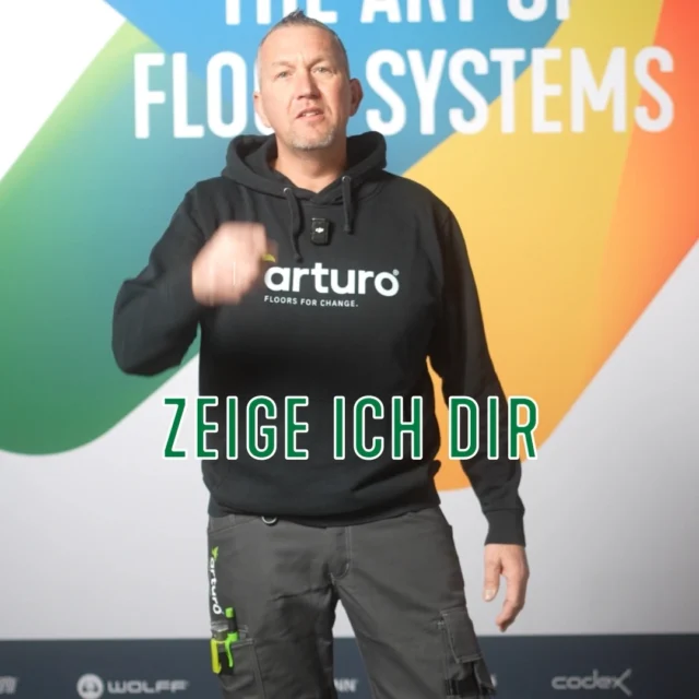 𝐔𝐧𝐬𝐞𝐫 𝗔𝗿𝘁𝘂𝗿𝗼 𝗪𝗼𝗿𝗸𝘀𝗵𝗼𝗽 𝐚𝐮𝐟 𝐝𝐞𝐦 𝗨𝗭𝗜𝗡 𝗨𝗧𝗭 𝗖𝗮𝗺𝗽𝘂𝘀 𝗕𝗲𝗿𝗹𝗶𝗻 😎  Du willst dein Know-how rund um Bodenbeschichtungen aufs nächste Level bringen?
Dann besuch uns auf dem UZIN UTZ Campus in Berlin!  Wir zeigen dir in unserem Workshop, wie du Schritt für Schritt typische Herausforderungen souverän meisterst – direkt aus der Praxis, direkt zum Umsetzen:
✔️ Untergründe richtig vorbereiten (z. B. Risse und Ausbruchstellen instand setzen)
✔️ Sicheres Beschichten im Gefällebereich, etwa in Nasszellen
✔️ Hohlkehlen fachgerecht ausführen mit EP1851
✔️ Fugenprofile sauber, präzise und normgerecht anbringen  Alles hands-on, verständlich erklärt und direkt im Arbeitsalltag nutzbar. 
Unsere anderen Marken sind ebenfalls vor Ort und bieten euch spannende Workshops und Vorträge.
💙🖤🧡💛💚❤️