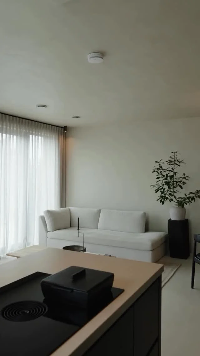 𝗖𝗿𝗮𝗳𝘁𝘀𝗺𝗮𝗻𝘀𝗵𝗶𝗽 𝗶𝗻 𝗲𝘃𝗲𝗿𝘆 𝗱𝗲𝘁𝗮𝗶𝗹! ✨  Recently, @bloemhardbouw completed a stunning apartment project. For the flooring, a seamless Arturo PU self-leveling floor was chosen in the colour Early Dew, perfectly complementing the modern concrete-look walls.  The result is a sleek, homogeneous space where the finish is flawless down to the smallest detail. We would like to thank @bloemhardbouw for their trust and exceptional craftsmanship, and @thelostvisuals for the incredible aftermovie! 😃  #ArturoFlooring #Bloemhardbouw #PUresinfloor #Floordesign #Craftsmanship #InteriorInspiration