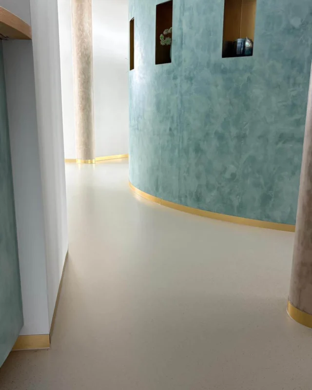 𝗖𝗿𝗮𝗳𝘁𝘀𝗺𝗮𝗻𝘀𝗵𝗶𝗽 𝗮𝘁 𝘁𝗵𝗲 𝗕𝗶𝘀𝘀𝗲𝗻𝗱𝗼𝗿𝗳 𝗧𝗲𝗰𝗵𝗻𝗼𝗹𝗼𝗴𝘆 𝗖𝗲𝗻𝘁𝗲𝗿 🛠️  Wow, what a result! At @technologiecentrumbissendorf, impressive work has been delivered across an area of approximately 10,000 m² using various Arturo systems. The center’s own technical installers achieved a fantastic finish with Arturo PU2030 in the color Betonlook Soft Stone and PU2050 in Cotton White with flakes.  An absolute highlight of this project is the custom-built kitchen, fully finished with our Arturo Microcement Vulcan. This project perfectly demonstrates how our mineral and resin flooring systems contribute to a high-quality, modern work environment. 😍  We are curious about your creations! Have you recently made something special with Arturo? Tag us in your photos or send them in a message!  #arturo #bissendorf #flooringsolutions #microcement #resinfoor #craftsmanship #betonlook #kitchendesign #projectdesign