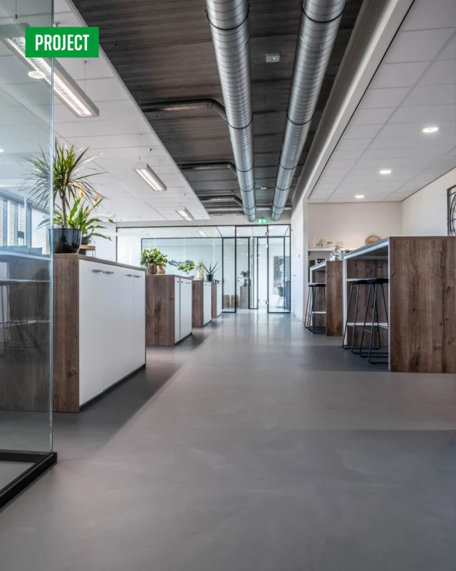 𝗧𝗵𝗲 𝗽𝗲𝗿𝗳𝗲𝗰𝘁 𝗳𝗼𝘂𝗻𝗱𝗮𝘁𝗶𝗼𝗻 𝗳𝗼𝗿 𝗮 𝗽𝗿𝗼𝗱𝘂𝗰𝘁𝗶𝘃𝗲 𝘄𝗼𝗿𝗸𝗱𝗮𝘆 💼  The team at Easydek  now knows the feeling: a workspace that radiates calm, no matter how hectic the day gets. We treated their office to an Arturo PU resin floor in a sleek concrete look. The result? A seamless finish that truly speaks for itself.  What makes this floor the ideal office companion?
✔️ Impermeable to liquids & easy to cean: Spilled your coffee? No problem!
✔️ Wear-resistant: Built to handle rolling office chairs and heavy daily foot traffic.
✔️ Timeless design: The concrete look adds an industrial touch without feeling cold.  A fantastic project where functionality and design come together perfectly!  #arturo #arturoflooring #easydek #workspace #officeinspiration #concretelook #resinfloor